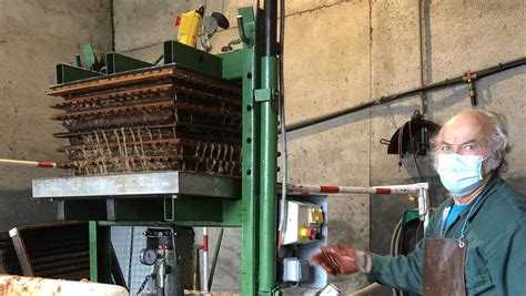 Villefranche De Rouergue Aveyron Pressage De 30 Tonnes De Pommes à