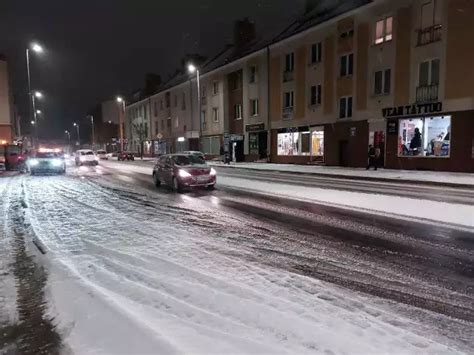 Intensywne opady śniegu oraz silny wiatr w Koszalinie i regionie