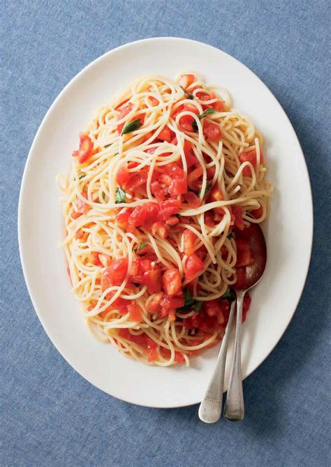 Spaghetti with Raw Tomatoes – Leite's Culinaria