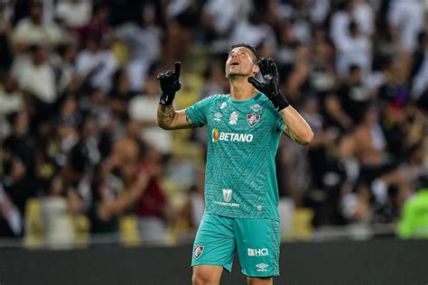 Aos Anos F Bio Do Fluminense Se Tornou O Jogador Mais Velho A Ser