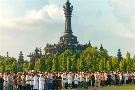 Sekitar Warga Muslim Dan Muslimah Takbir Dan Shalat Idul Fitri Di