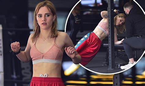 Suki Waterhouse Flashes Her Abs During Gruelling Workout Daily Mail