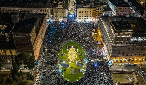 Natale In Via Del Corso Luminarie Per La Pace Mentre L Albero Di