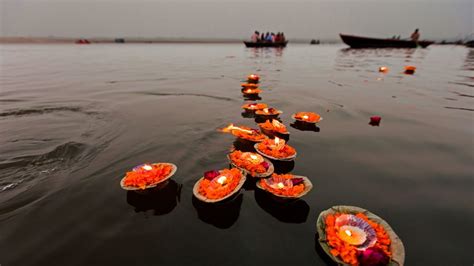 Candles Floating In The Ganges River Varanasi India Bing Gallery