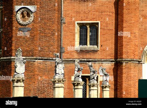 Statues By Main Entrance To Hampton Court London England Stock Photo