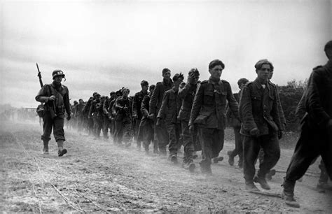 Soldats allemands capturés en Normandie après le débarquement allié