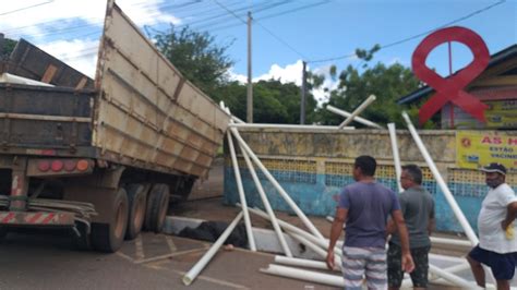 V Deo C Mera De Seguran A Flagra Momento Em Que Carreta Invade