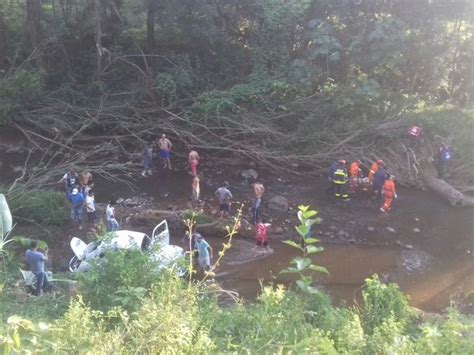 G Fusca Despenca De Ribanceira Em Rio Em Coronel Freitas E Fam Lia