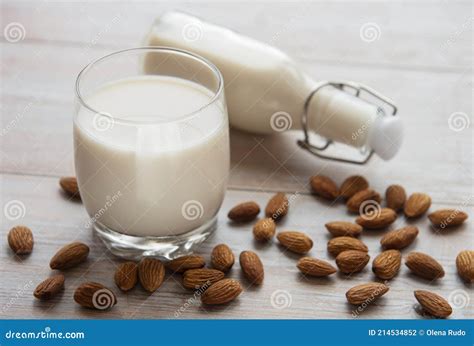 Leche De Almendra Y Almendras Foto De Archivo Imagen De Alternativa