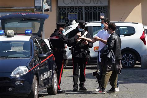 Carabinieri Enne Uccide La Moglie E Si Lancia Dal Terzo Piano Adfnews