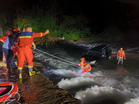 突降大雨致小车冲入河中，消防紧急救出2名被困人员