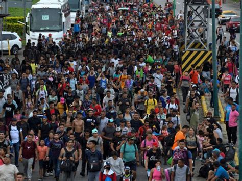 Sale caravana de migrantes desde frontera sur de México rumbo a EEUU