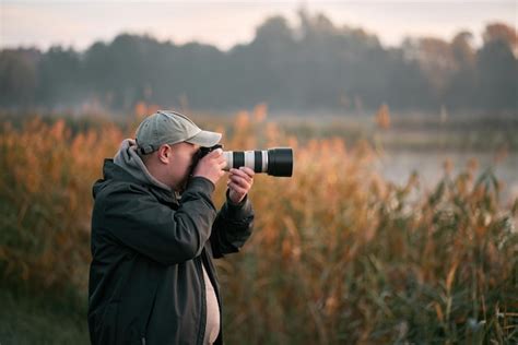 Hombre tomando fotos al aire libre fotógrafo profesional tomando fotos