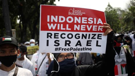 Indonesia Muslims Protest At Us Embassy Over Israel Strikes