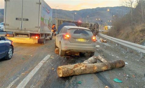 Bolu Dağı nda tomruk yüklü kamyonun devrilmesi sonucu 2 kişi yaralandı