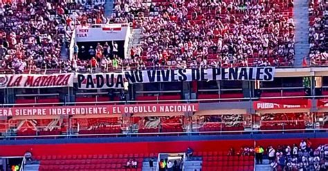 La Bandera Que Colgaron Los Hinchas De River Para Chicanear A Boca