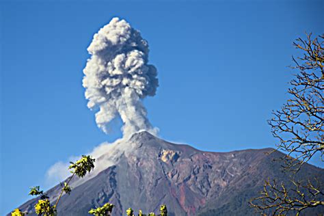 Photo: Volcan de Fuego Erupting! – Backpacking Worldwide