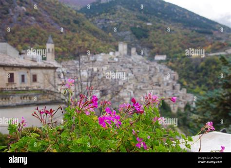 Panoramica di Pacentro AQ uno dei borghi più belli d Italia In