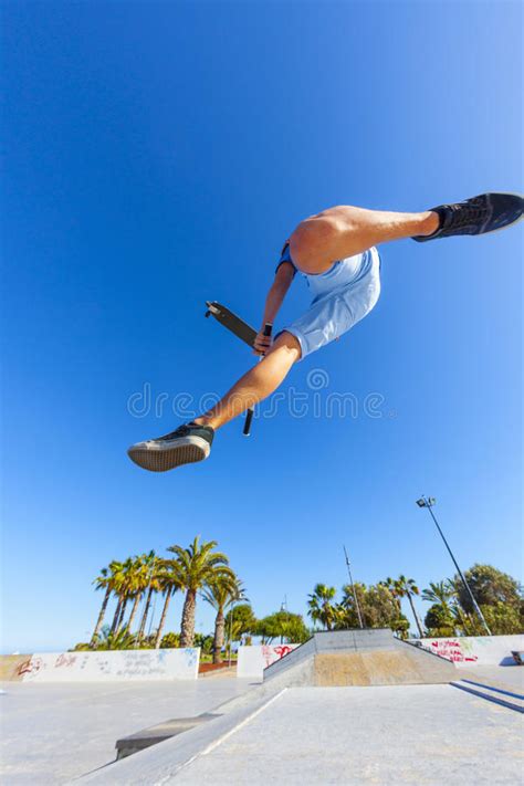 O Menino Salta No Skatepark Seu Trotinette Imagem De Stock