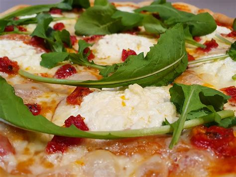 Pizza de Tomate Seco Queijo e Rúcula