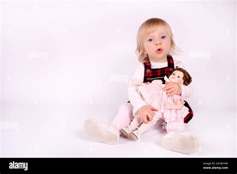 Fille Blonde Bambin Aux Grands Yeux Bleus En Robe Rouge Banque De Photographies Et Dimages