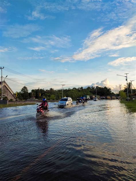 Ketinggian Air Di Katingan Terus Meningkat Jalan Poros Di Kasongan