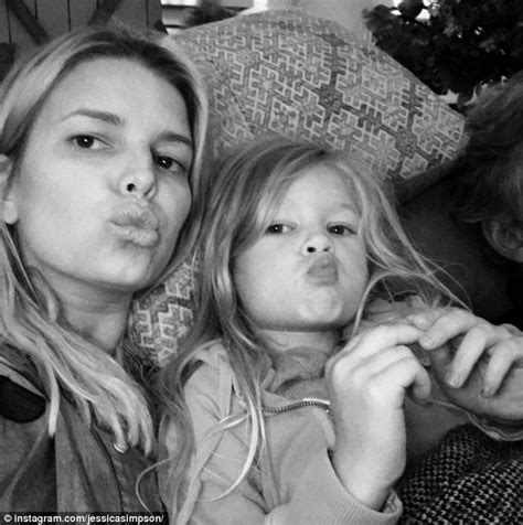 Strike A Pose Jessica Simpson Shares Photo Of Daughter Maxwell Drew