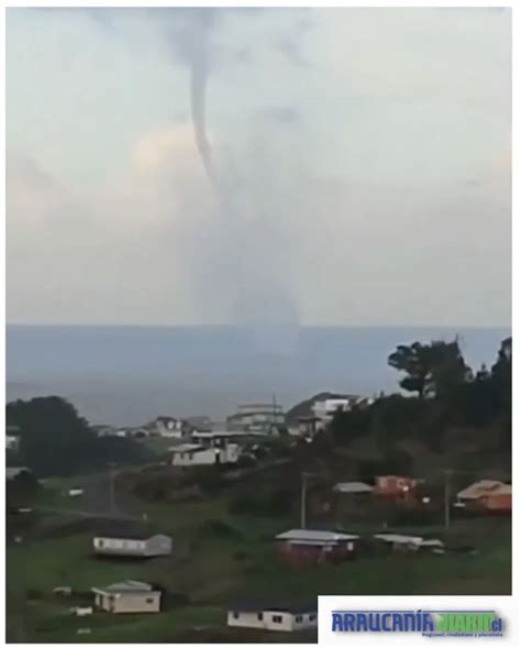 Impresionante Tromba Marina Es Vista En La Costa De Saavedra