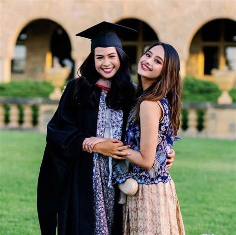 10 Potret Wisuda Kedua Maudy Ayunda Pakai Batik Sekeluarga Foto 8