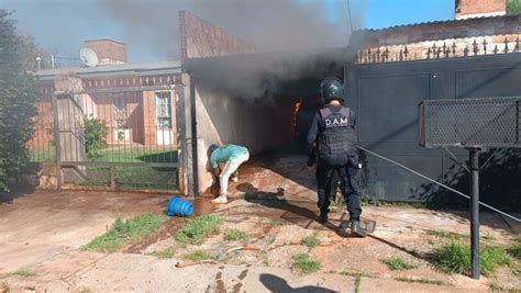 Se Incendi Un Auto En El Garaje De Una Casa