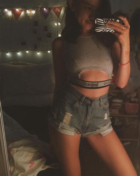 nàng hot girl tiếp lửa cho mùa hè với phong cách sexy cùng cực