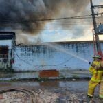 Diario Hoy Incendio De Gran Magnitud Consume F Brica De Pl Sticos En