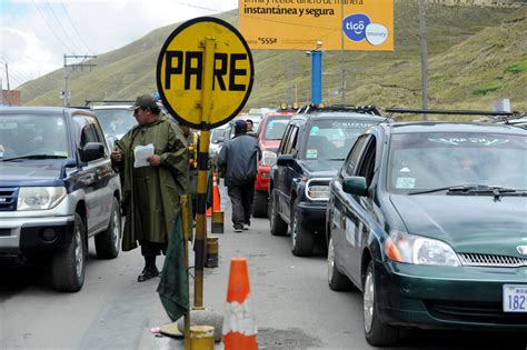 Un vehículo se embarranca en el norte de La Paz y el chofer huye