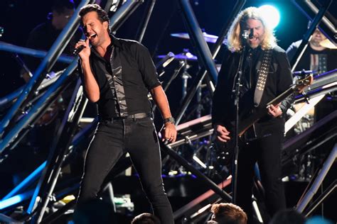 Luke Bryan Brings Hip Shaking Move To 2016 Cma Awards