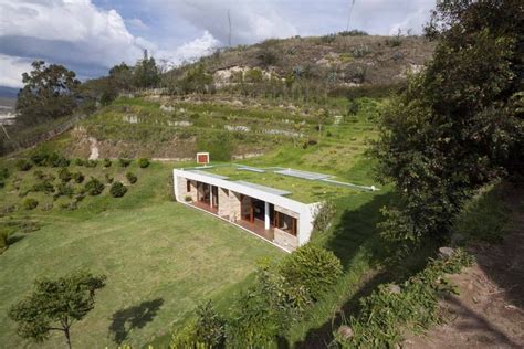 House Built Into A Hill In 2020 Underground Homes Earth Sheltered Homes Hillside House