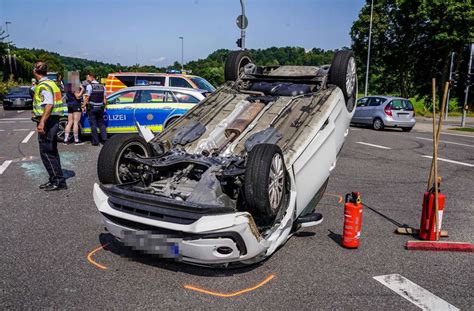 Unfall in Nürtingen Kleinwagen landet auf dem Dach Kreis Esslinger