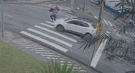 VÍDEO Homem fica ferido após ser atropelado por carro na faixa de