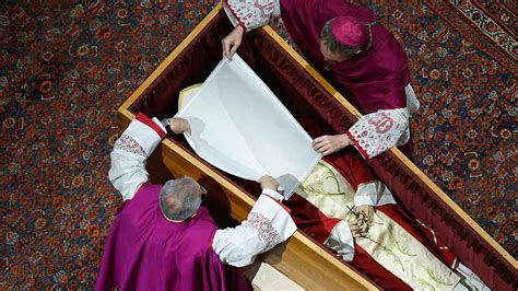 Kirche Und Leben De Papst Benedikt XVI In Den Grotten Des Petersdoms