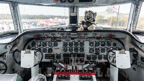 1945 Douglas DC-4 Cockpit [1920x1080] : wallpaper