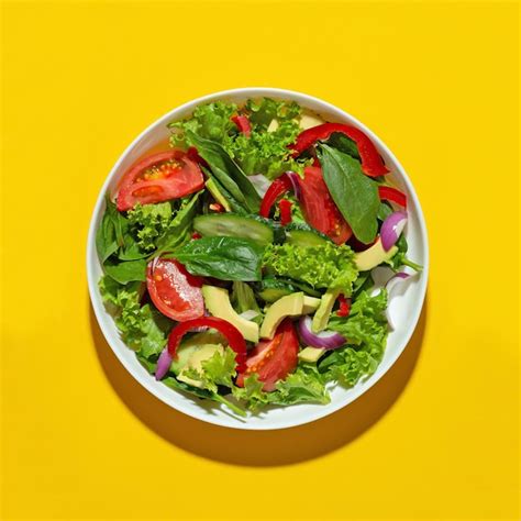 Ensalada De Verduras Con Aguacate En Un Plato Blanco Sobre Un Fondo