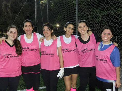 Fútbol a lo Femenino Una escuela de fútbol para mujeres coquetas