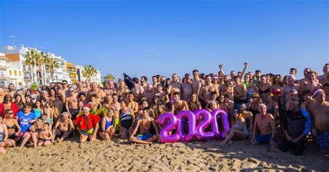 Un Centenar De Persones Gaudeixen Del Primer Bany De L Any A Torredembarra