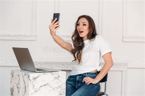 Het Verraste Meisje Freelancer Met Laptop En Een Telefoon In Haar Hand