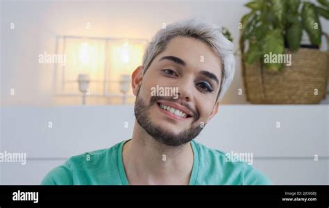 Happy gay sexe liquide homme regardant la caméra intérieur à la maison homme transgenre