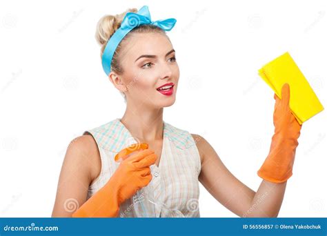 De Aantrekkelijke Jonge Blonde Huisvrouw Doet Schoonmaakbeurt Stock Afbeelding Image Of Leven