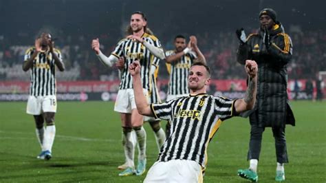 Serie A Juventus Go Top After Dramatic 2 1 Win At Monza Federico