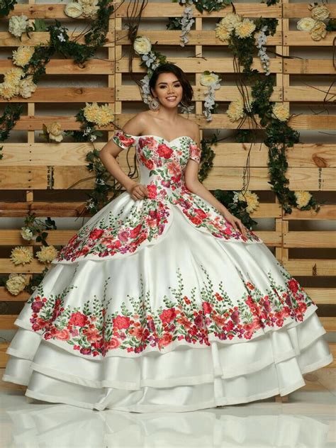 Venta vestidos de xv años bordados yucatecos en stock