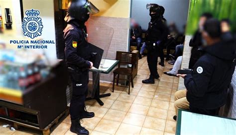 Al Menos Detenidos Y Identificados En Una Redada Contra La