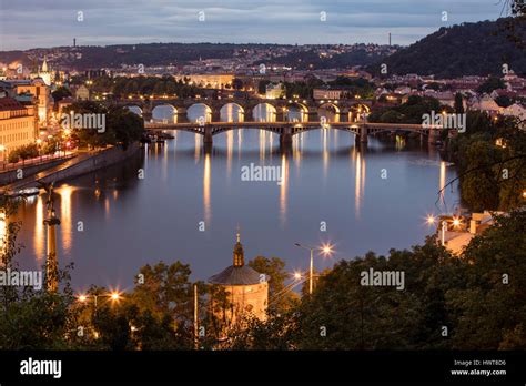 Vista Desde El Parque Letensk Sady En Moldova Y Puentes Praga