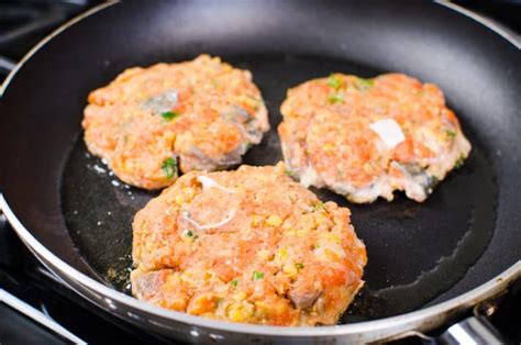 Healthy Salmon Burgers With Mango Slaw